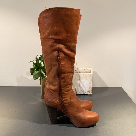 Tan coloured boots - Picture 4 of 5